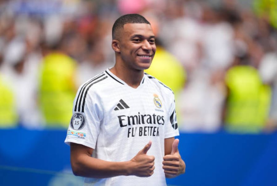 Mbappe ra mắt Real.